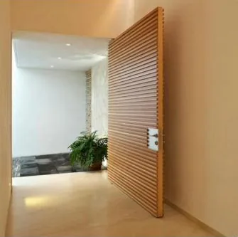 Pivot door with horizontal battens
